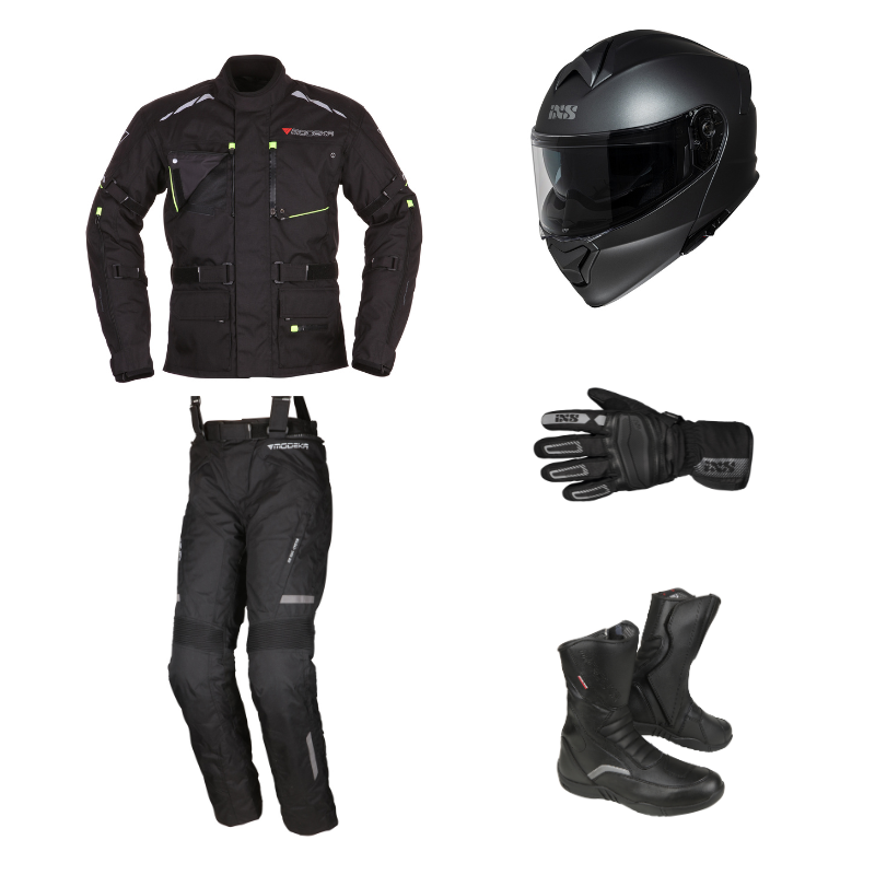 Touring motor outfit met systeemhelm, handschoenen en touringlaarzen