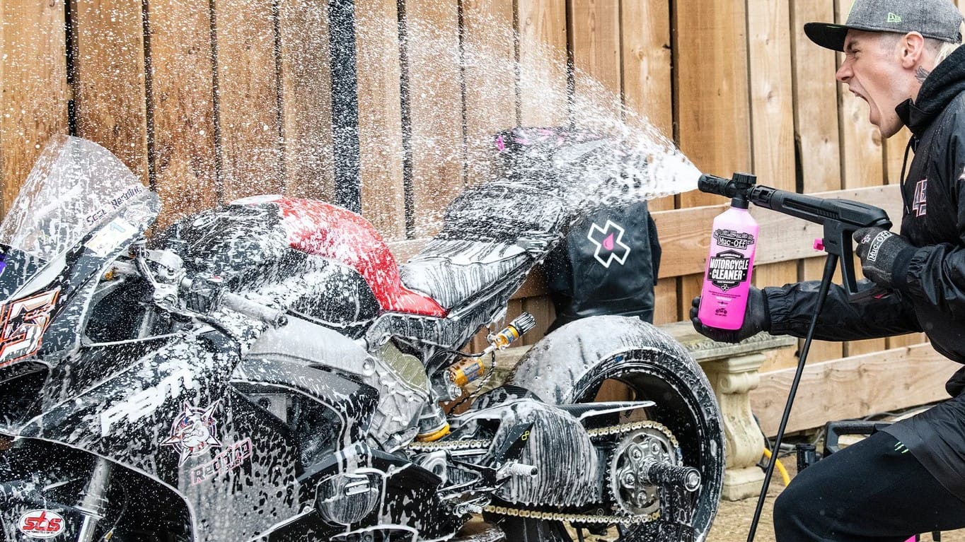 Blinkend schoon: Je motorfiets grondig schoonmaken in 4 stappen