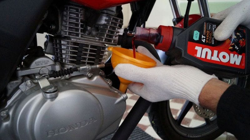 Doe het zelf: motorolie verversen bij je motorfiets