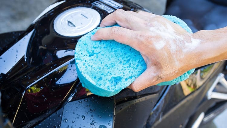 Blinkend schoon: Je motorfiets grondig schoonmaken in 4 stappen